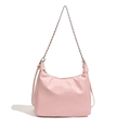 Roze vintage schoudertas met geplooide textuur en dubbele metalen kettingriemen - Roze