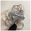 Elegante bolso de mano plateado metalizado con lazo grande y correa desmontable - Plateado