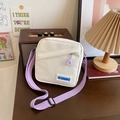 Chique crème canvas crossbodytas met paarse riem en modieus logo voor vrouwen - Paars