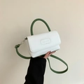 Weiße kleine quadratische Tasche mit grünem Webgriff und dem Logo rich rabbit - Grün
