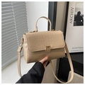 Détail du sac beige avec rabat à texture crocodile et fermoir en métal doré brillant - Kaki