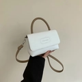 Zweifarbige quadratische Tasche in Weiß und Braun mit gewebtem Griff und Schultergurt - Khaki