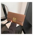 Detailansicht der braunen Umschlag-Clutch mit Tiermuster und goldener geometrischer Schnalle - Braun
