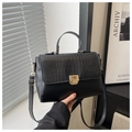 Détail du sac bandoulière noir avec fermoir doré et cuir contrasté motif crocodile - Noir