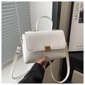 Détail du sac à main blanc avec rabat à motif crocodile et finitions métalliques dorées - Blanc