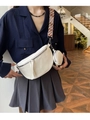 Bolso medialuna blanco en piel granulada con correa geométrica y pequeño monedero - Blanco