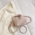 Bolso plisado rosa con asa anudada y textura mate para llevar cruzado o al hombro - Rosa