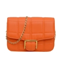 Helle orangefarbene Stepptasche mit goldener Kette und quadratischem Metallschloss - Orange