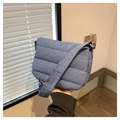 Bolso bandolera azul acolchado con correa ancha y un diseño suave y minimalista - Azul