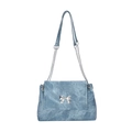 Borsa tote in denim blu da donna con ciondolo a farfalla argentato e tracolla a catena - Blu