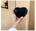 Detalle de bolso negro brillante en forma de corazón con correa de perlas artificiales - Negro
