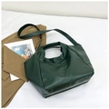 Bolso grande minimalista verde oscuro de cuero con textura litchi y correa de hombro - Verde
