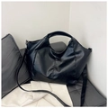 Bolso hobo grande de cuero PU negro con correa ajustable y diseño minimalista - Negro