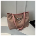 Roze suède draagtas met zilveren ketting en een detail van een vlinder - Roze