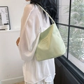 Hellgrüne Nylon Hobo Schultertasche mit 'pretty and libety' Stickerei für Damen - Grün