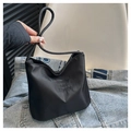 Minimalistische schwarze Nylon-Tragetasche mit weißer Stickerei auf Denim-Stoff - Schwarz