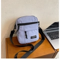 Borsa a tracolla verticale in nylon lavanda con cinturino nero ed etichetta logo - Blu