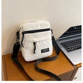Borsa a tracolla bianca minimalista per cellulare con cinghie nere e tasche multiple - Bianco