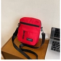 Mini borsa a tracolla rossa in nylon con etichetta fashion e tracolla larga nera - Rosso