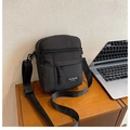 Borsa a tracolla minimalista in nylon nero stile utility con doppia cerniera - Nero