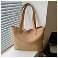 Vista de detalle de un bolso tote de nailon beige grande en un alféizar con ordenador - Caqui