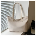 Detalle del bolso tote de nailon beige en el alféizar con una estética minimalista - Blanco