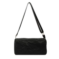 Bolso cilíndrico negro minimalista con textura plisada y detalles metálicos dorados - Negro