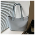 Detalle del bolso tote de nylon azul claro mostrando la textura suave y las asas dobles - Azul