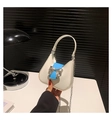 Mini Satteltasche in Weiß und Blau mit silberner Schleife und eleganter Metallkette - Klein / Weiß
