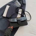 Bolso de hombro minimalista en cuero negro con gran hebilla cuadrada dorada y correa fina - Negro