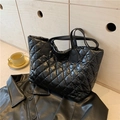 Modische gesteppte Tragetasche aus schwarzem glänzendem Nylon mit weichen Griffen - Schwarz