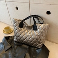 Silberne gesteppte Tragetasche mit schwarzen Henkeln und Metallic-Finish für Damen - Gold