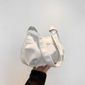 Minimalistische beige Halbmond-Schultertasche mit Falten aus PU-Leder und Trageriemen - Weiß