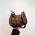 Kaffeebraune gefaltete Crescent-Tasche mit glänzendem Leder-Finish und Doppelriemen - Braun