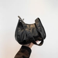 Minimalistische schwarze Halbmond-Schultertasche mit Falten-Lederstruktur und Silberschnalle - Schwarz
