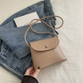 Minimalistische kleine Umhängetasche in Dunkelbeige aus glattem PU-Leder mit Logo - Khaki