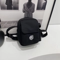 Borsa a tracolla nera in nylon con tracolla regolabile e logo geometrico bianco ricamato - Nero