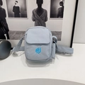Borsa a tracolla porta cellulare in nylon celeste con patta quadrata e spallina larga - Blu