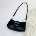 Bolso negro chic debajo del brazo con hebilla plateada y costuras blancas - Negro