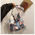 Detail van patchwork tas met denim, roze ruit en schattige pluche beer hanger - Roze met hanger