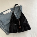 Elegante borsa a spalla in velluto nero con motivi a foglia e tracolla in pelle - Nero