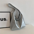 Sac à bandoulière hobo argenté avec patchwork géométrique et sangle large - Argenté