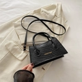 Sac à main chic noir gaufré crocodile avec lettrage doré et bandoulière réglable - Noir