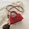 Sac à main rouge gaufré crocodile avec détails dorés et poignée supérieure élégante - Rouge