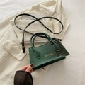 Mini sac à main vert foncé motif crocodile avec lettrage doré et bandoulière - Vert