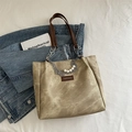 Borsa tote kaki con catena argento, perle e manici in pelle su giacca di jeans - Con Ciondolo / Cachi