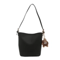 Sac seau vintage en cuir noir avec un mignon pendentif monstre en peluche marron - Avec Ornement / Noir