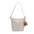 Sac seau blanc crème à texture cuir avec un joli pendentif monstre en peluche marron - Avec Ornement / Blanc