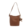 Sac seau marron avec texture litchi et accessoire de charme monstre mignon - Avec Ornement / Marron