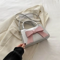 Silberne Handtasche aus Kunstleder mit großer rosa Schleife und Umhängeriemen - Silber